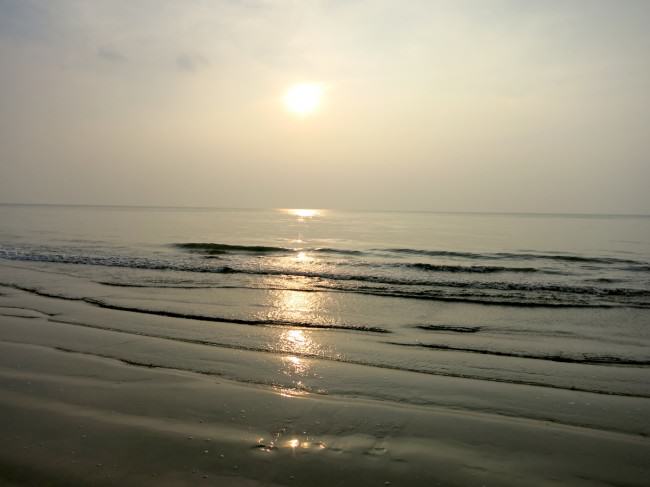 Flaches Meer am Strand von Thailand