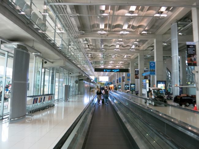 Die langen Gänge am Flughafen Bangkok-Suvarnabhumi
