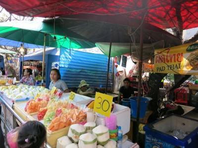 Frisches Obst an vielen kleinen Ständen in Bangkok