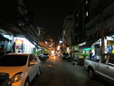 Eingang zum Lebua in Bangkok (Gasse)