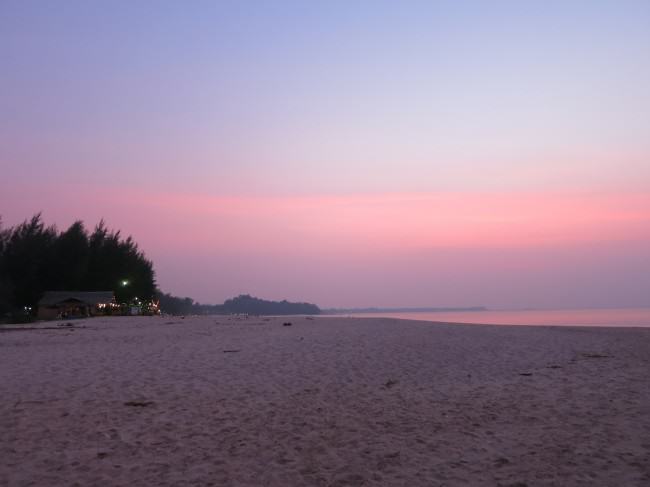 Sonnenuntergang am Strand von Khao Lak in Thailand
