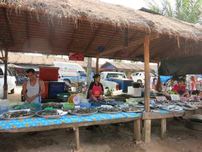 Lokaler Fischmarkt in Thailand