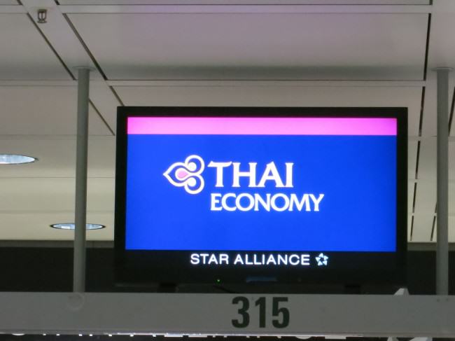 Thai Airways - Logo am Check-In am Flughafen